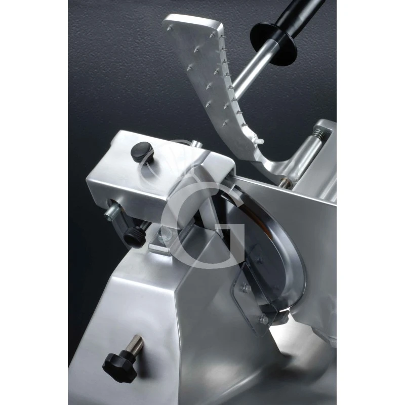 Affettatrice A Gravità In Alluminio, Lama Diametro 300 Mm, Affilatoio Fisso E Taglio Utile L 220 Mm X H 210 Mm 7 Affettatrice A Gravità In Alluminio, Lama Diametro 300 Mm, Affilatoio Fisso E Taglio Utile L 220 Mm X H 210 Mm - immagine 5