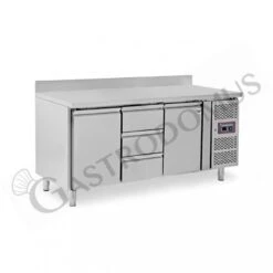 Tavolo Refrigerato 3 Cassetti 2 Porte 700 Mm -2°C/+8°C Alzatina 15 Tavolo Refrigerato 3 Cassetti 2 Porte 700 Mm -2°C/+8°C Alzatina -Vendite Gastrodomus tavolo frigo con 2 porte e 3 cassetti alzatina prof 700 e temperatura 2c8c 3