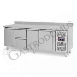 Tavolo Refrigerato 2 Cassetti 3 Porte 700 Mm -2°C/+8°C Alzatina Per Gastronomia 16 Tavolo Refrigerato 2 Cassetti 3 Porte 700 Mm -2°C/+8°C Alzatina Per Gastronomia -Vendite Gastrodomus tavolo frigo con 3 porte e 2 cassetti alzatina prof700 e temperatura 2c8c 1