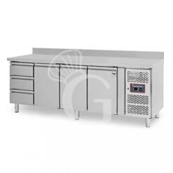 Tavolo Refrigerato 3 Cassetti 3 Porte 700 Mm -2°C/+8°C Alzatina 13 Tavolo Refrigerato 3 Cassetti 3 Porte 700 Mm -2°C/+8°C Alzatina -Vendite Gastrodomus tavolo frigo con 3 porte e 3 cassetti alzatina prof700 e temperatura 2c8c 1