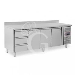 Tavolo Refrigerato 3 Cassetti 3 Porte 700 Mm -2°C/+8°C Alzatina 14 Tavolo Refrigerato 3 Cassetti 3 Porte 700 Mm -2°C/+8°C Alzatina -Vendite Gastrodomus tavolo frigo con 3 porte e 3 cassetti alzatina prof700 e temperatura 2c8c 2