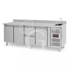 Tavolo Refrigerato 2 Cassetti 3 Porte Con Lavello E Alzatina, Prof. 700 Mm, Temp. +2°C/+8°C, Completo Di Rubinetto