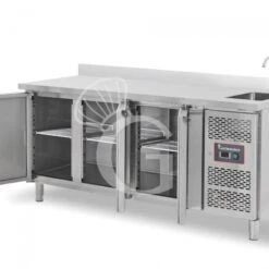 Tavolo Refrigerato 3 Porte Con Lavello E Alzatina,motore A Destra, Prof. 700 Mm, Temp. +2°C/+8°C, Completo Di Rubinetto -Vendite Gastrodomus tavolo refrigerato 3 porte con lavello e alzatinamotore a destra prof 700 mm temp 2c8c completo di rubinetto 2