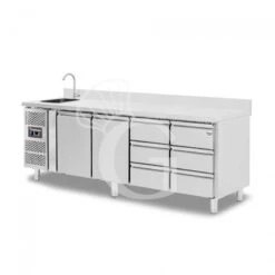 Tavolo Refrigerato 6 Cassetti 2 Porte Con Lavello E Alzatina,motore A Sinistra Prof. 700 Mm, Temp. +2°C/+8°C, Con Rubinetto