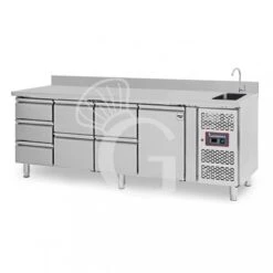 Tavolo Refrigerato 7 Cassetti 1 Porta Con Lavello E Alzatina, Prof. 700 Mm, Temp. +2°C/+8°C, Completo Di Rubinetto