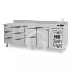Tavolo Refrigerato 8 Cassetti 1 Porta Con Lavello E Alzatina, Prof. 700 Mm, Temp. +2°C/+8°C, Completo Di Rubinetto