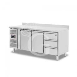 Tavolo Refrigerato 3 Cassetti 2 Porte 700 Mm -2°C/+8°C Alzatina Motore A Sinistra -Vendite Gastrodomus tavolo refrigerato con 2 porte e 3 cassetti alzatina e prof 700 temperatura 2c8c 1