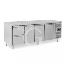 Tavolo Refrigerato 2 Cassetti 3 Porte 700 Mm -2°C/+8°C Per Gastronomia 18 Tavolo Refrigerato 2 Cassetti 3 Porte 700 Mm -2°C/+8°C Per Gastronomia -Vendite Gastrodomus tavolo refrigerato con 3 porte e 2 cassetti prof 700 e temperatura 2c8c 3